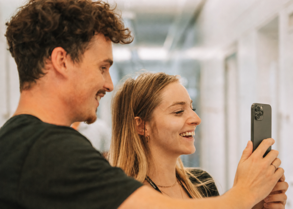 Zwei Personen filmen sich lachend mit dem Smartphone für Social Media